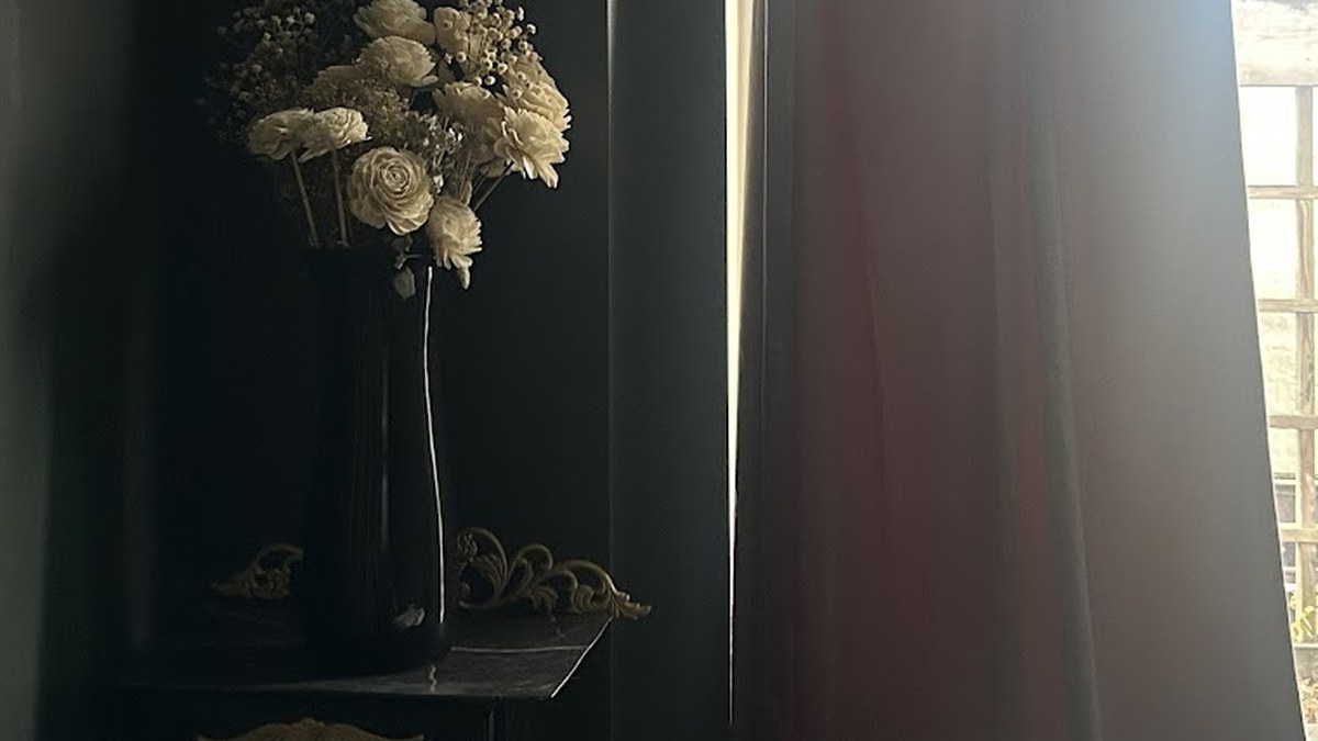 Flowers and gold detail in the room